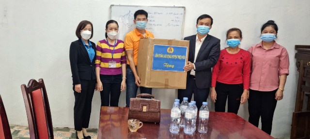 Liên đoàn Lao động huyện Thiệu Hóa tặng khẩu trang y tế  cho công ty may Vinacapital Thiệu Vũ