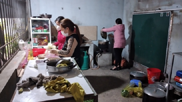 Bữa cơm ân tình của Công đoàn cơ sở xã Bình lương, huyện Như Xuân dành cho các em học sinh tại khu cách ly tập trung