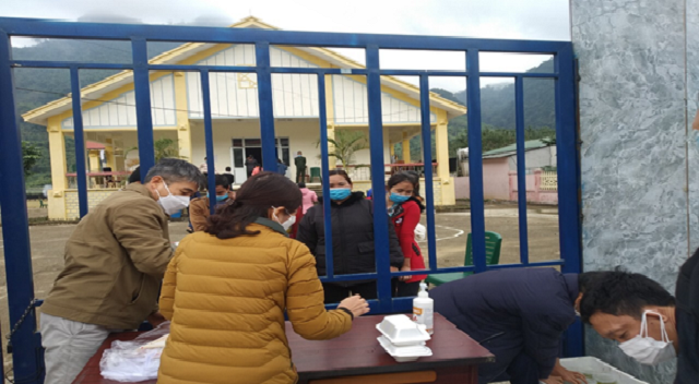 Công đoàn Trường Tiểu học Trung Hạ, huyện Quan Sơn, tỉnh Thanh Hóa chia sẻ cho những người lao động nghèo trong khu cách li