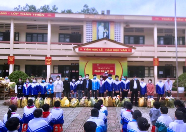 Liên đoàn Lao động huyện Lang Chánh trao tặng “Chăn ấm vùng cao” cho học sinh nghèo