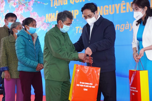 Thủ tướng Phạm Minh Chính tặng quà Tết cho công nhân tại Thanh Hoá