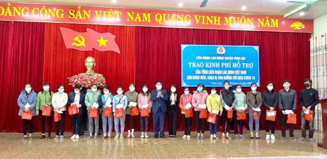 LĐLĐ huyện Vĩnh Lộc trao tiền hỗ trợ cho đoàn viên,  CNLĐ bị ảnh hưởng bởi dịch Covid -19.
