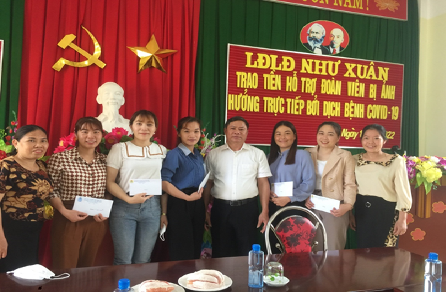 Liên đoàn Lao động huyện Như Xuân trao tiền hỗ trợ cho đoàn viên, công nhân viên chức lao động bị ảnh hưởng trực tiếp bởi dịch COVID-19.