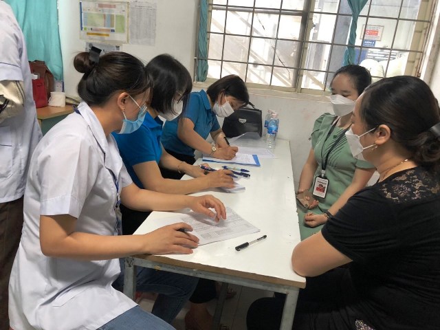LĐLĐ tỉnh Thanh Hóa tổ chức khám sức khỏe miễn phí cho nữ CNLĐ Công ty TNHH may mặc xuất khẩu ApparelTech Vĩnh Lộc.