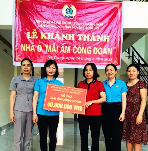 Liên đoàn Lao động huyện Hà Trung tổ chức trao nhà "Mái ấm công đoàn" cho đoàn viên có hoàn cảnh khó khăn.
