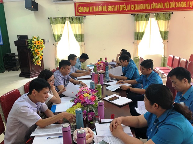 LĐLĐ tỉnh làm việc với LĐLĐ huyện Quan Hoá về việc thực hiện Chương trình “ 01 triệu sáng kiến”.
