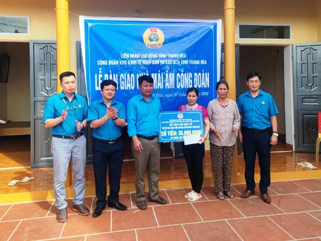 Công đoàn Khu kinh tế Nghi Sơn và các Khu công nghiệp (CĐKKTNS&CKCN) trao quà từ Quỹ hỗ trợ đoàn viên, công nhân viên chức lao động.