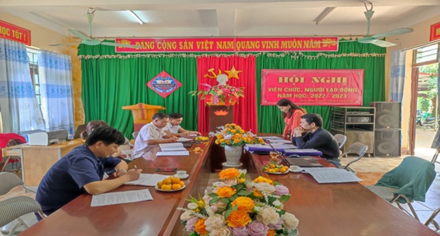 LĐLĐ huyện Ngọc Lặc tổ chức giám sát việc tổ chức Hội nghị viên chức, người lao động tại các Trường học.