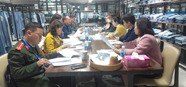 Liên đoàn Lao động huyện Hoằng Hóa tham gia cùng tổ kiểm tra của UBND huyện kiểm tra về việc chấp hành pháp luật lao động tại các doanh nghiệp có đông CNLĐ