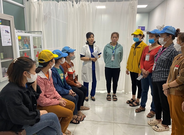 200 đoàn viên, NLĐ nữ của Công ty TNHH giày AKALIA Việt Nam tại huyện Như Thanh được tư vấn sức khỏe sinh sản và khám phụ khoa miễn phí