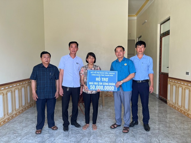 Liên đoàn Lao động huyện Hoằng Hoá trao hỗ trợ nhà  “Mái ấm công đoàn”