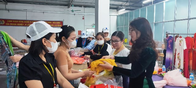 Liên đoàn Lao động huyện Như Thanh tặng áo dài cho nữ công nhân có hoàn cảnh khó khăn tại Công đoàn Công ty TNHH Giầy Akalia Việt Nam