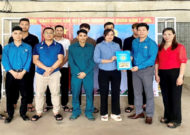 Liên đoàn Lao động huyện Hậu Lộc tổ chức Lễ kết nạp đoàn viên Công đoàn năm 2024