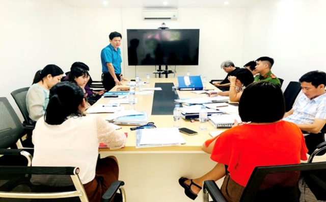 LĐLĐ huyện Hậu Lộc giám sát việc thực hiện pháp luật lao động tại Công ty TNHH Huasheng theo Quyết định số 217-QĐ/TW, ngày 12/12/2013 của Bộ Chính trị.