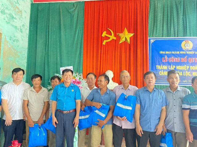 Công đoàn Ngành Nông nghiệp và PTNT tổ chức Lễ công bố Quyết định thành lập Nghiệp đoàn cơ sở Nghề cá F18 Cảng cá Hòa Lộc
