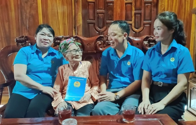 LĐLĐ huyện Như Xuân thăm và tặng quà Mẹ Việt Nam Anh hùng và gia đình chính sách 