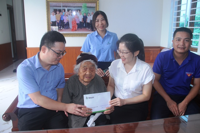 Công đoàn Công ty Cổ phần Mía đường Lam Sơn tổ chức thăm hỏi, tặng quà mẹ Việt Nam Anh hùng nhân dịp ngày Thương binh - Liệt sỹ