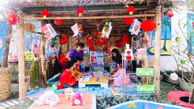 Đoàn viên Trường Mầm Non Bãi Trành (Như Xuân) tích cực chung tay xây dựng Thư viện xanh cho các em học sinh