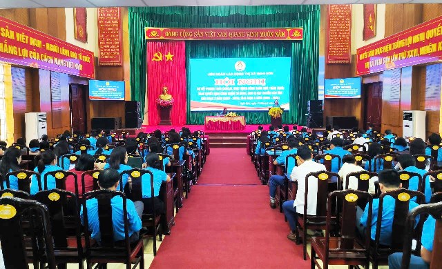 Liên đoàn Lao động thị xã Nghi Sơn tổ chức Hội nghị sơ kết phong trào công nhân viên chức lao động, hoạt động công đoàn quý 1, triển khai nhiệm vụ quý 2 năm 2025; trao quyết định công nhận cơ quan, đơn vị đạt chuẩn văn hoá giai đoạn 2 năm (2023-2024) và giai đoạn 5 năm (2020-2024).
