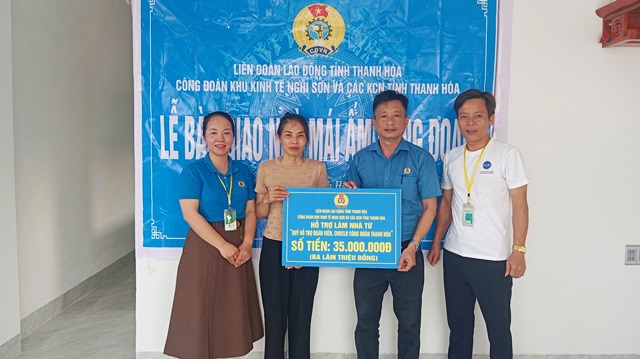 CĐ KKT Nghi Sơn và các KCN tỉnh trao khánh thành nhà “Mái ấm công đoàn” cho đoàn viên