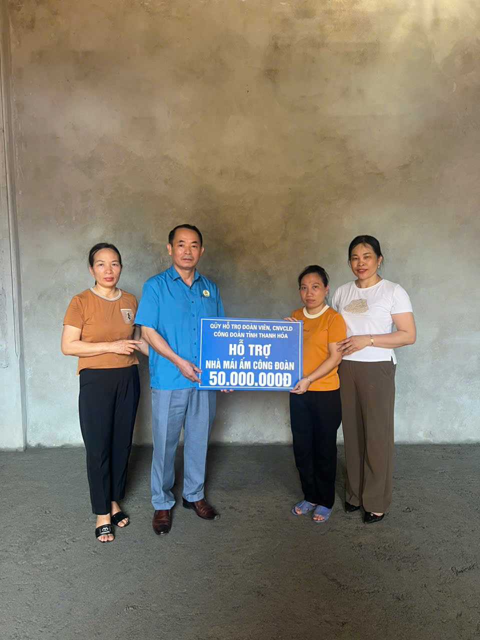 Liên đoàn Lao động huyện Hoằng Hoá bàn giao nhà “Mái ấm công đoàn”