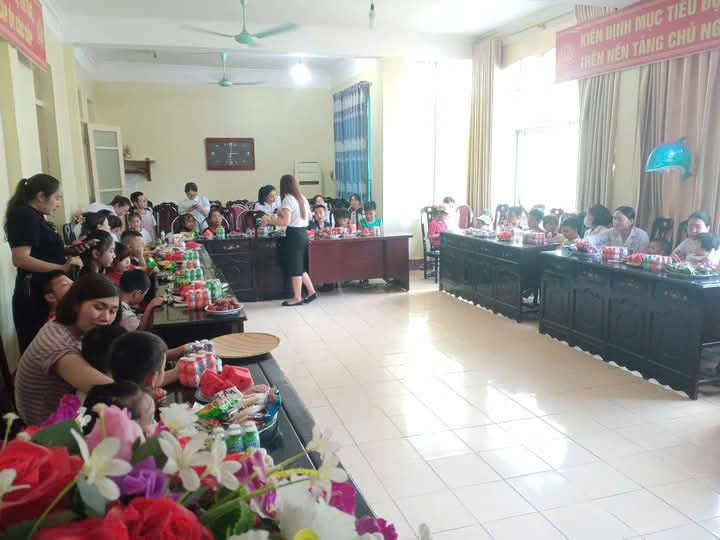 Lan tỏa yêu thương – Công đoàn Bệnh viện Đa khoa huyện Như Xuân phối hợp với Đoàn Thanh niên tổ chức tặng quà cho các cháu thiếu nhi và bệnh nhi nhân dịp 1/6