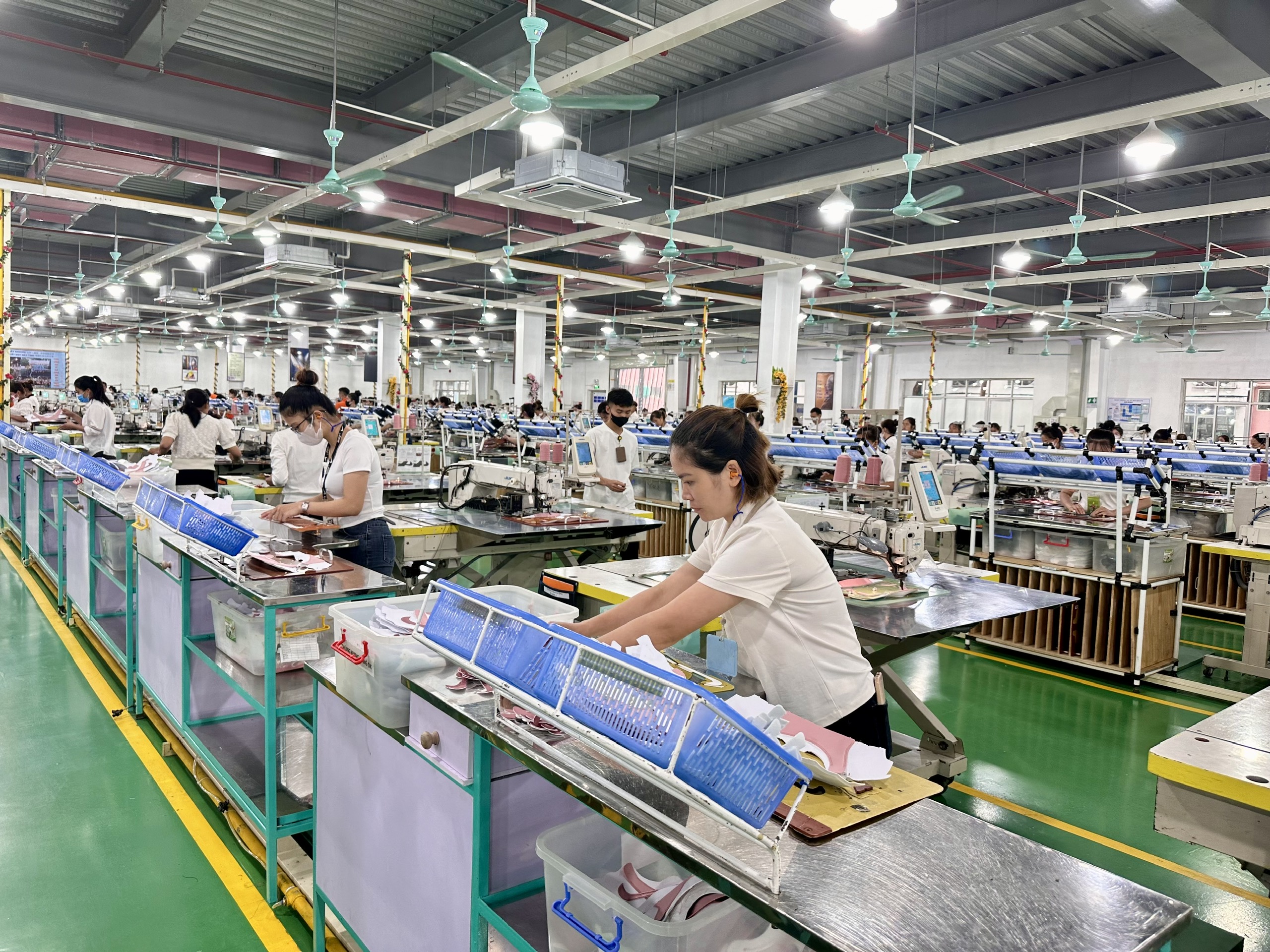 Phát huy vai trò của nữ công nhân, viên chức, lao động trong các phong trào thi đua