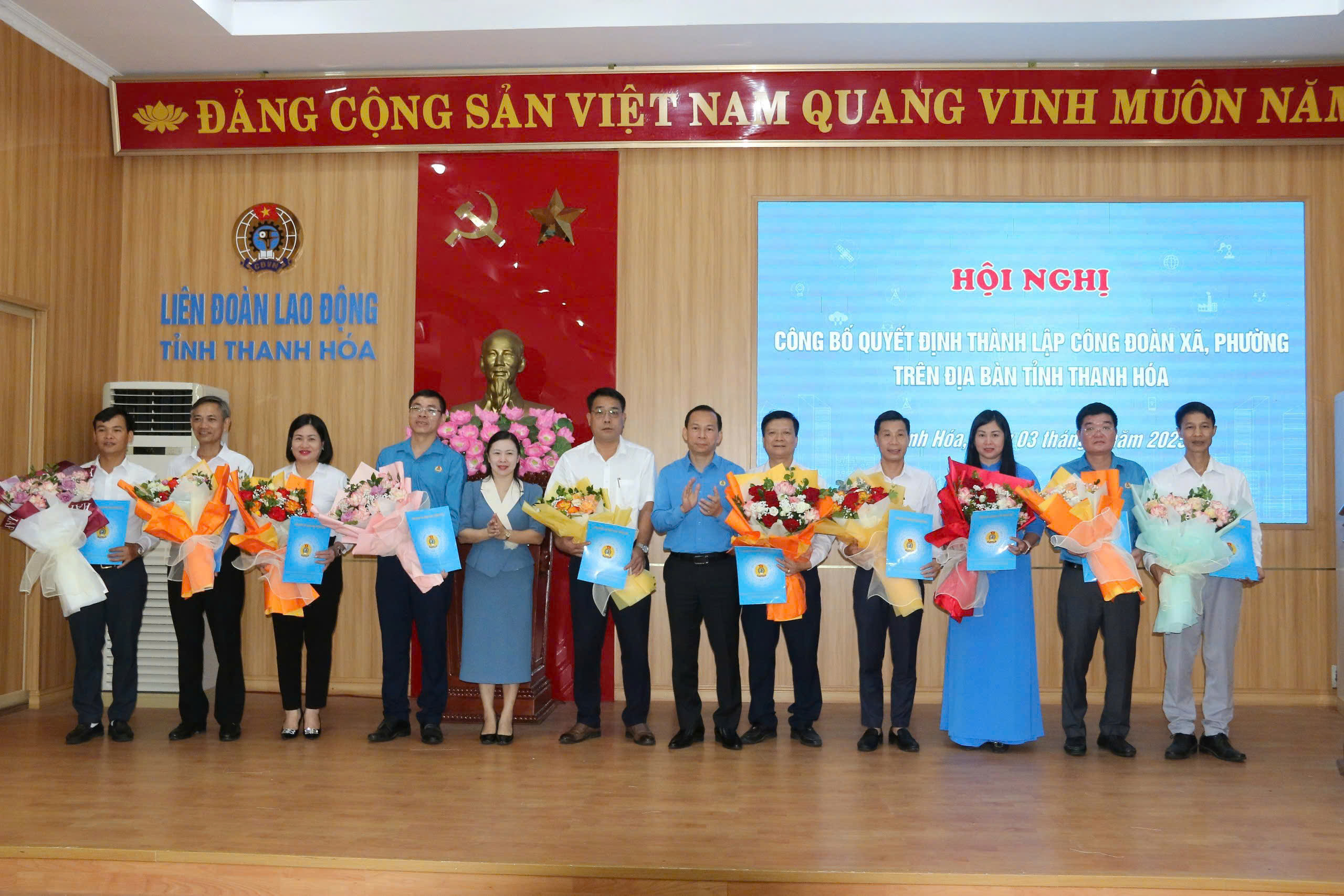 Liên đoàn Lao động tỉnh Thanh Hóa công bố Quyết định thành lập công đoàn xã, phường trên địa bàn tỉnh.